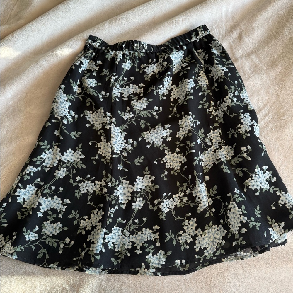 First Issue a Liz Claiborne Black and White Floral A-Line Skirt